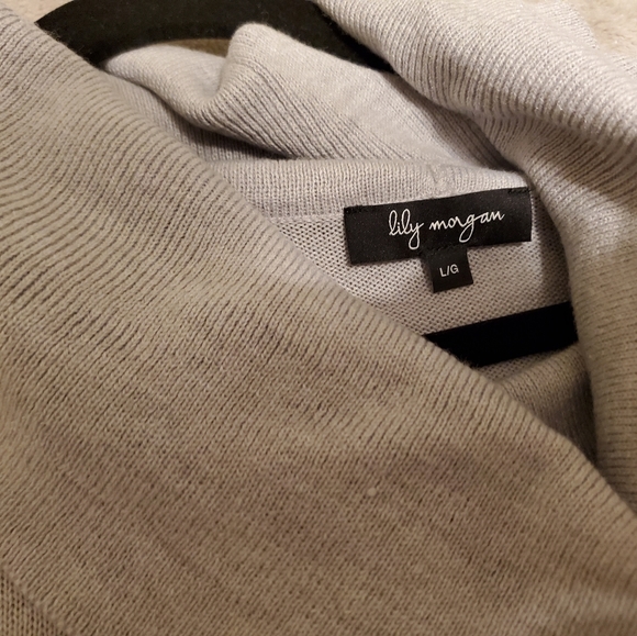 Turtleneck (large) never worn - Picture 2 of 2